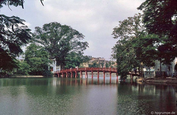 Một góc khác về Cầu Thê Húc và Đền Ngọc Sơn trên Hồ Hoàn Kiếm, 1991.